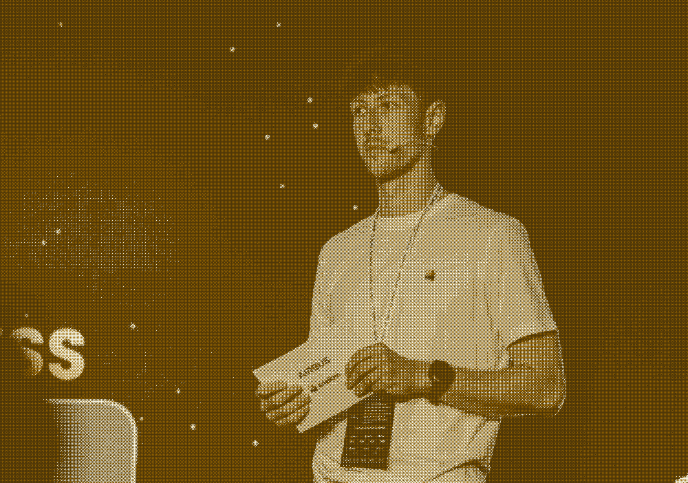 Jordan Sutter s'exprimant lors d'une conférence