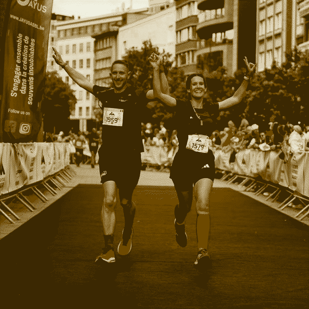 Couple main dans la main sur la ligne d'arrivée d'une course